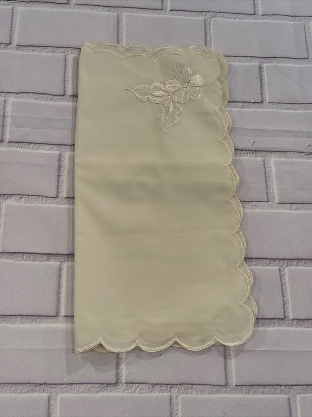 Set of 6 Vintage Ivory Embroidered Floral Linen Napkins 14x14 Scalloped Edge
